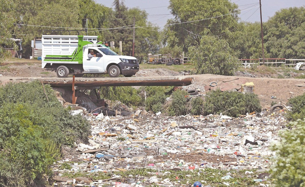 Basura invade la presa «José Antonio Alzate» en Toluca