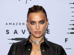 Irina Shayk presume cinturita con bodysuit tipo corsé en Nueva York