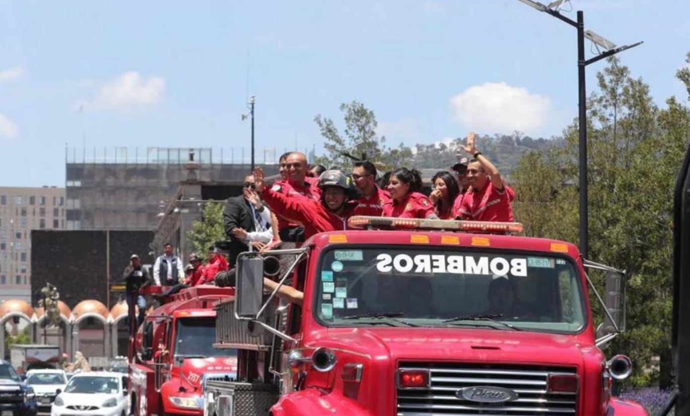 Celebran día del Bombero con desfile y actividades en Toluca