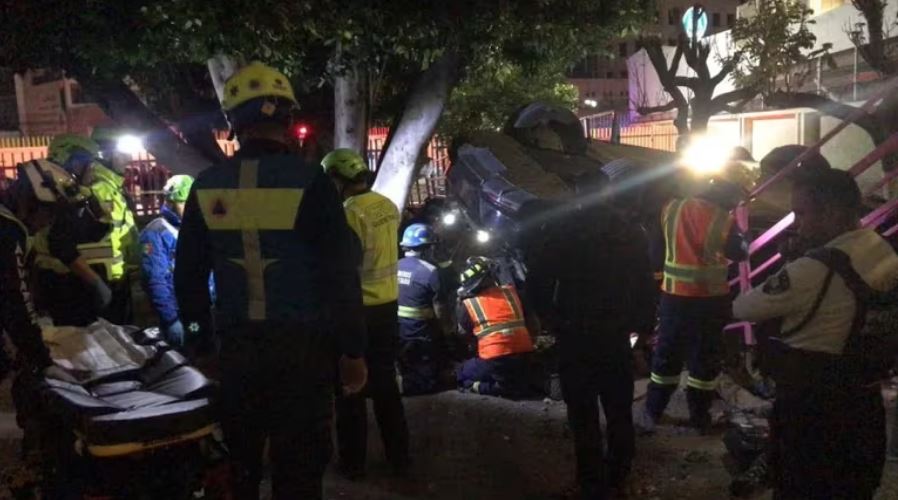 Mamá e hijo caen desde 20 metros de altura en estacionamiento de Querétaro