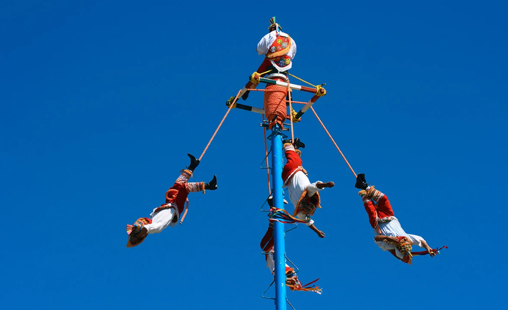 Voladores de Papantla, tradición que prevalece en la Feria de Tlaxcala