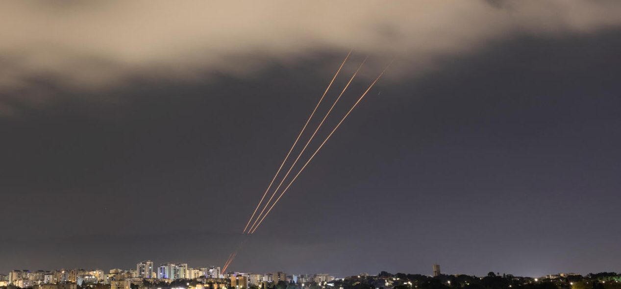 Irán activa su defensa aérea tras explosiones atribuidas a Israel