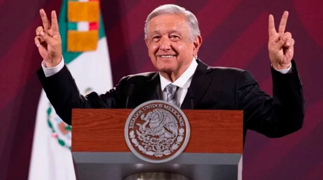 En el día del maestro, AMLO anuncia aumento salarial de 10% para los docentes