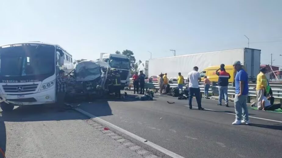 Accidente en la carretera México-Puebla deja cuatro estudiantes y siete adultos lesionados