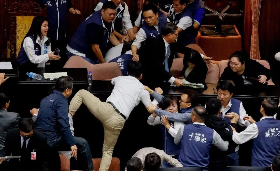 Legisladores de Taiwan y la oposición se golpean brutalmente por evitar aprobar una ley