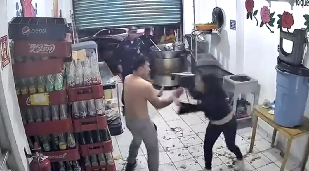 CDMX: Mujer apuñala a su esposo frente a policías en local de carnitas