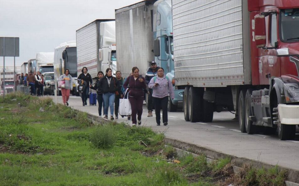 Transportistas cierran ambos sentidos de la Autopista Puebla-Veracruz