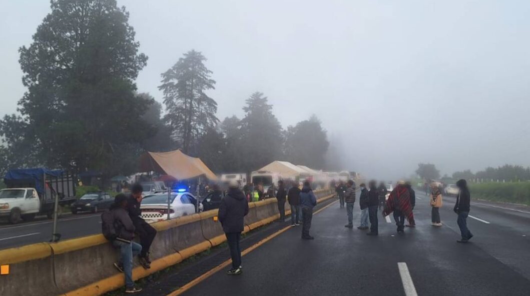 Autopista México-Puebla suma 24 horas bloqueada en ambos sentidos