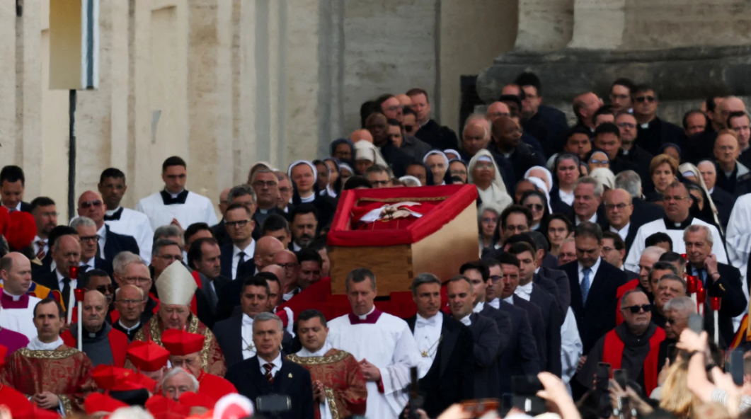 Miles de personas hacen horas de cola para dar el último saludo al papa Francisco