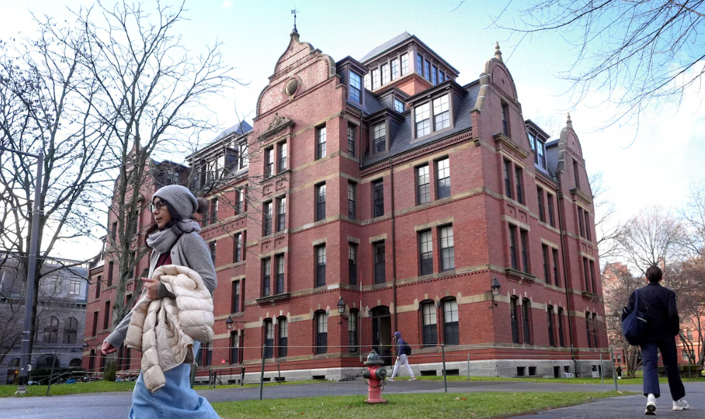 Trump prohíbe a la Universidad de Harvard inscribir a estudiantes extranjeros