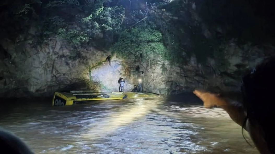 Cae autobús de pasajeros al río Tlapaneco en Guerrero; reportan 8 muertos y 30 heridos  