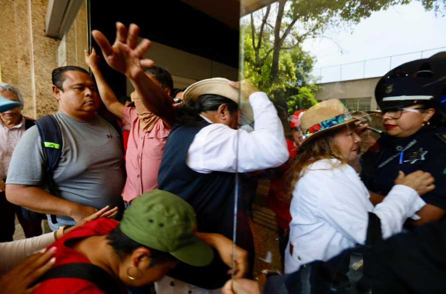 Vandalizan maestros de la CNTE oficinas de la SEP