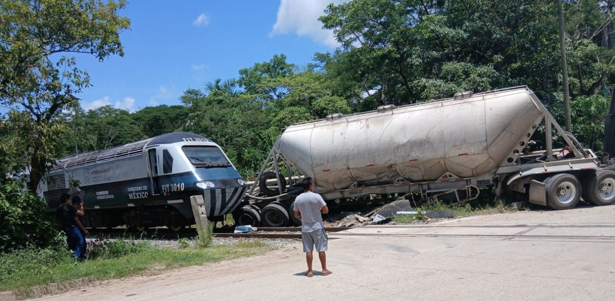 Convoy del Tren Interoceánico impacta contra camión en Macuspana, Tabasco