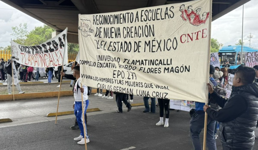 Por incumplimiento de acuerdos, docentes y alumnos realizan bloqueos en Edomex