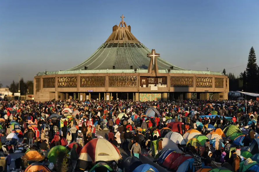 Peregrinos abarrotan la Basílica