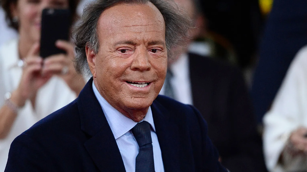 Julio Iglesias es denunciado por dos exempleadas de agresión sexual