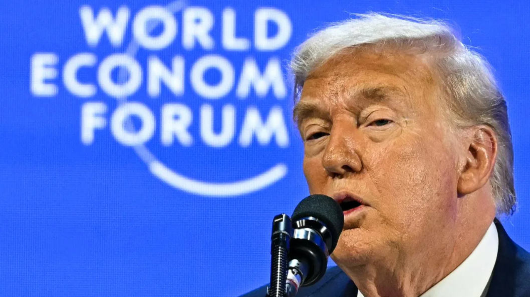Trump «reprocha» a Mark Carney en el discurso de Davos: «Recuerda que Canadá vive por EU»