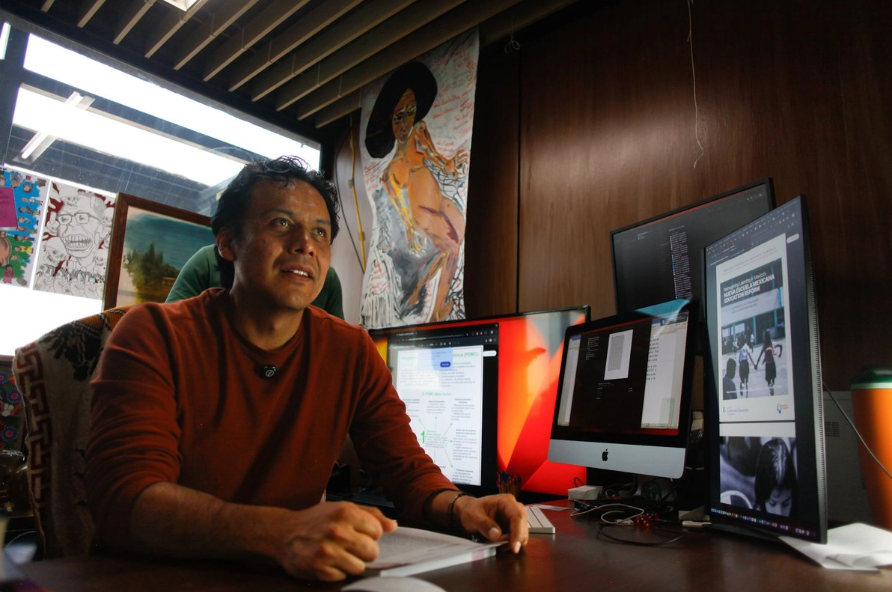 Marx Arriaga recibe oficio de destitución y sale de la SEP tras cuatro días atrincherado en su oficina