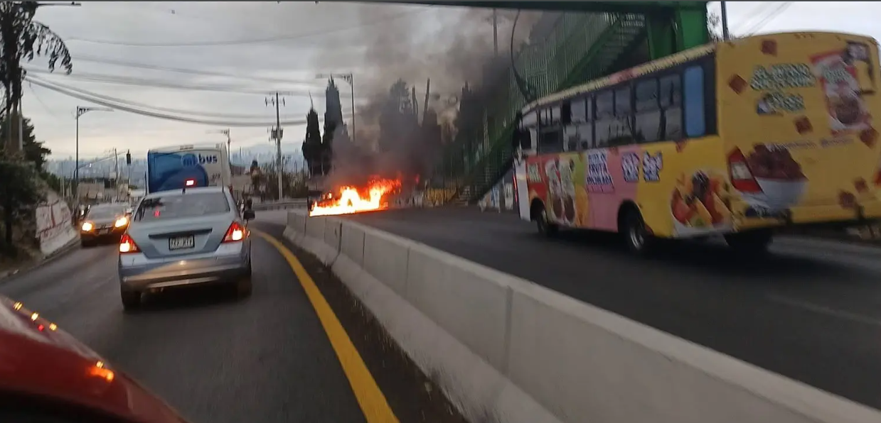 Quema de vehículo y balacera en CDMX deja un muerto y 7 detenidos