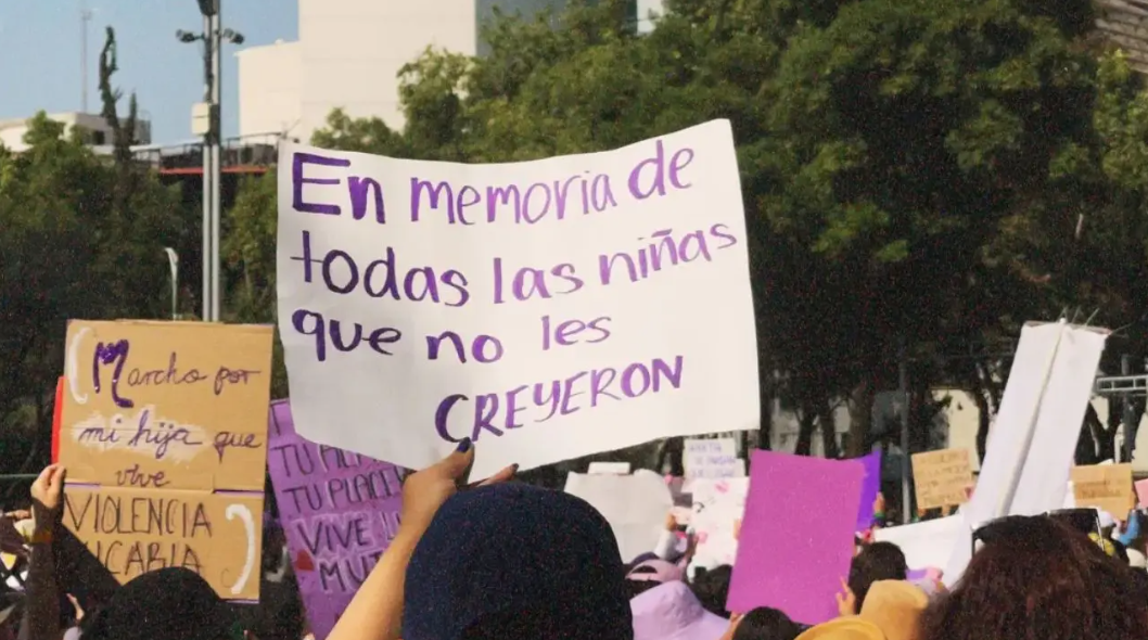 Con saldo blanco y asistencia de mas de 120 mil mujeres concluye marcha por el 8M en CDMX