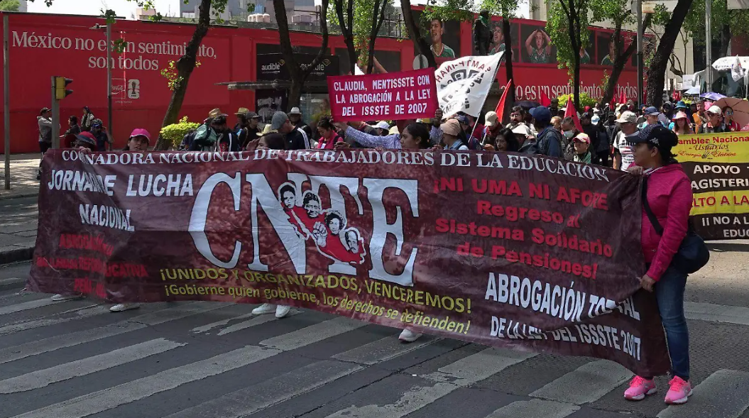 Maestros de la CNTE bloquean Circuito Interior; denuncian represión en Mitla, Oaxaca