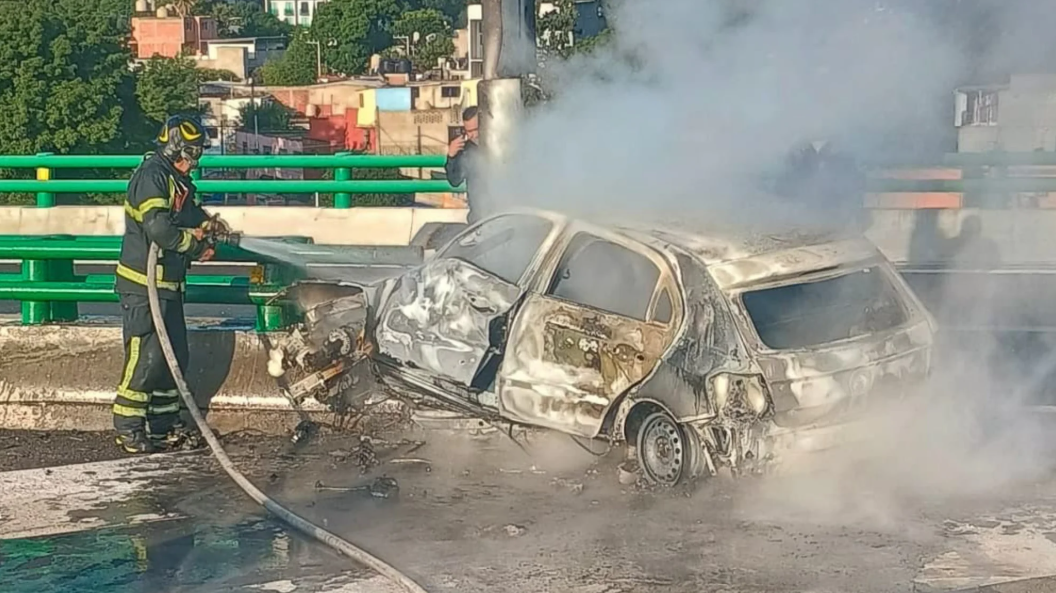 Auto se incendia y calcina en Segundo Piso de Periférico: CDMX