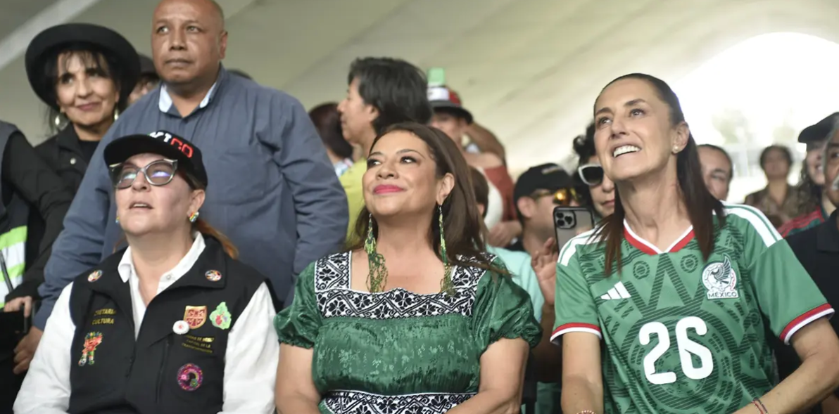 Con su playera de la Selección, la presidenta Sheinbaum está en el Deportivo Los Galeana para ver la inauguración del Mundial 2026