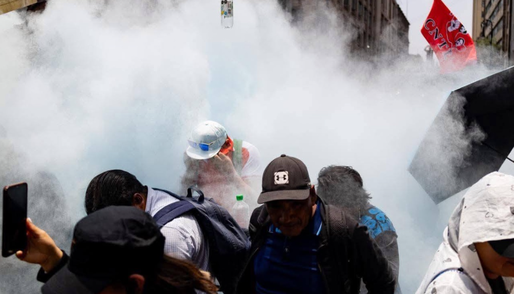 CNTE reanuda diálogo con Segob y SEP tras jornada violenta; mantiene plantón y bloquea vialidades