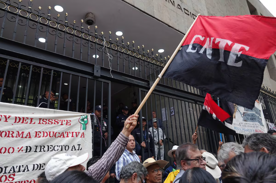 CNTE mantiene huelga y plantón tras reunión con Segob, SEP e Issste: «no hay respuestas como quisiéramos»