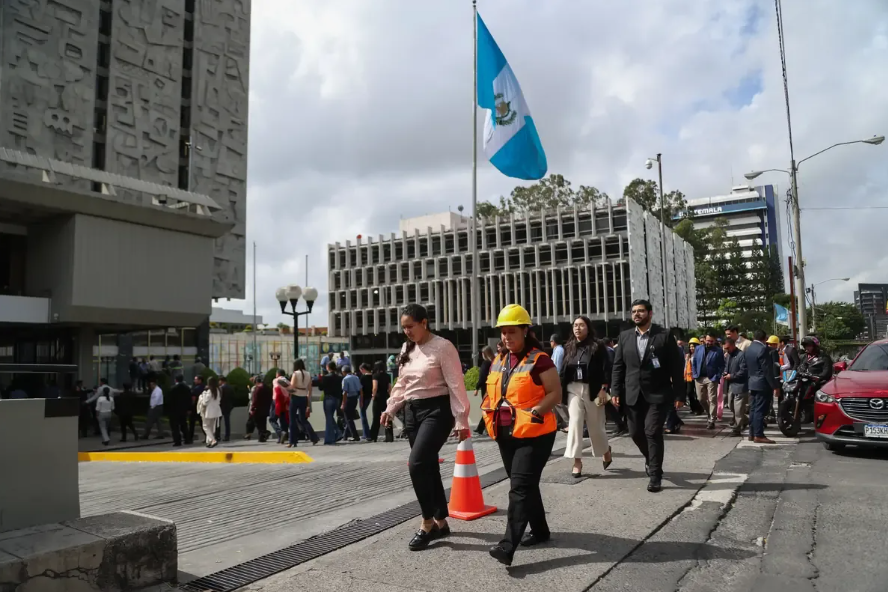 Un terremoto de magnitud 7.3 sacude la costa del Pacífico cerca de México y Guatemala