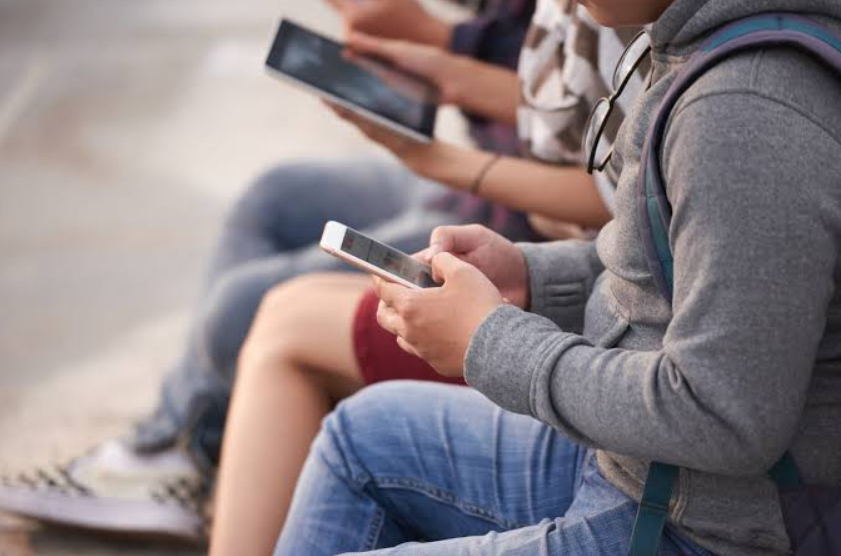 Sheinbaum prevé regulación del celular en escuelas a finales de agosto