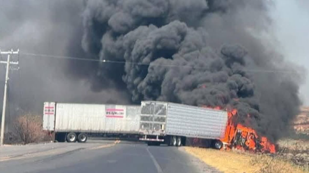 Reportan bloqueos con vehículos incendiados en Michoacán tras operativo contra ‘CJNG’