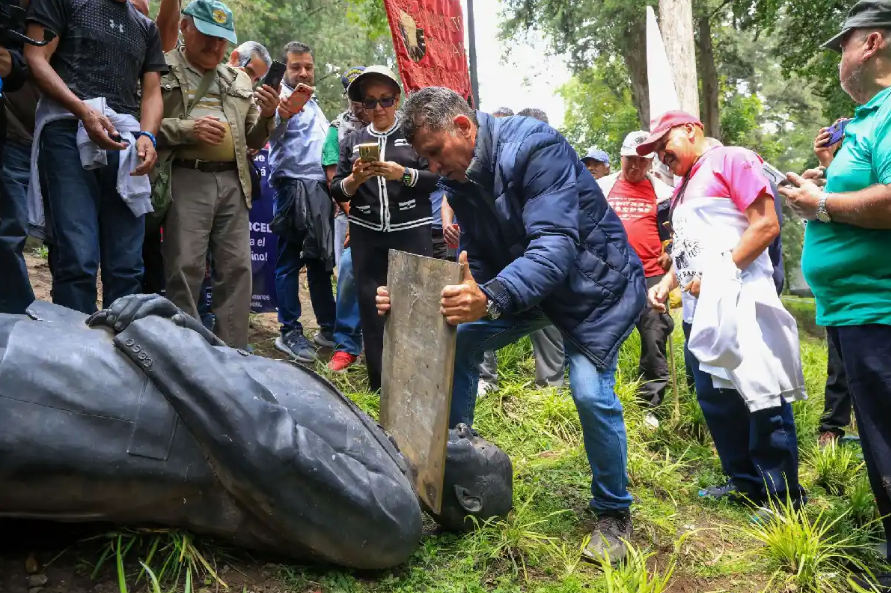 Decapitan estatua de Felipe Calderón en Los Pinos; Sheinbaum condena los hechos