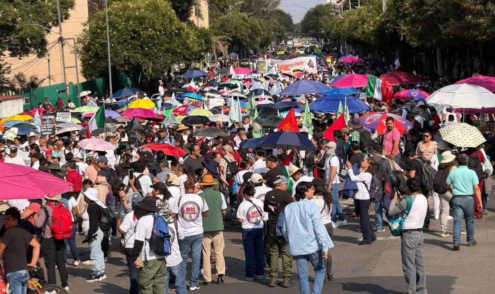 Trabajadores del IMSS marchan en rechazo a propuesta salarial en víspera de consulta sindical