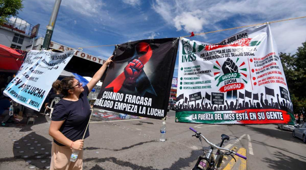 Trabajadores del IMSS rechazan propuesta de aumento salarial y mantienen marcha en CDMX