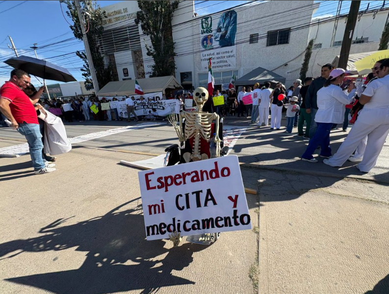 Trabajadores del IMSS rechazan propuesta de aumento salarial y mantienen marcha en CDMX